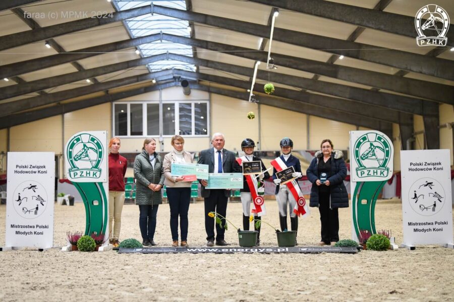 Ceremonia dekoracji zwycięzców w kategorii koni 6-letnich hodowli polskiej